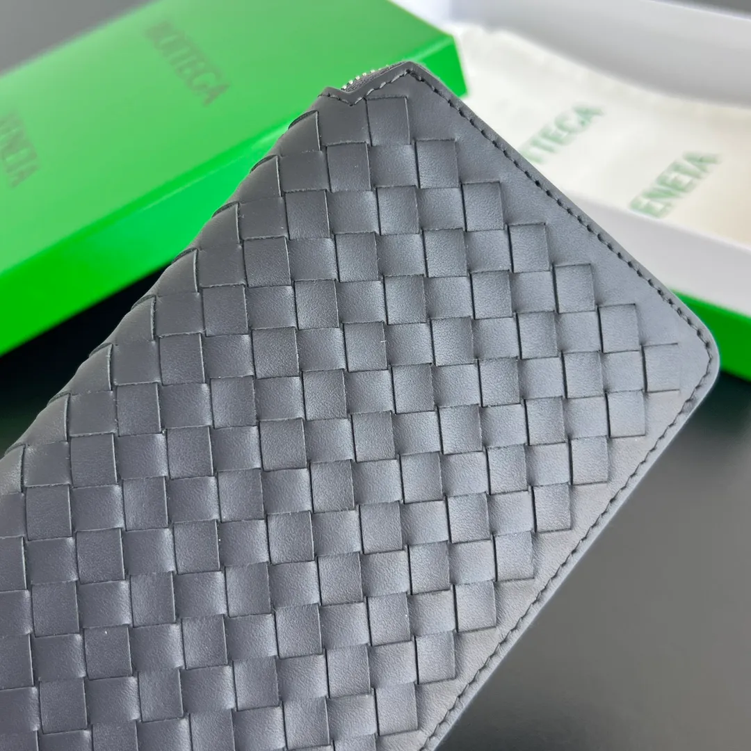 #Bv New Fine Woven Wallet 814680 The beloved small braid is back🎈Made of cowhide braid, soft, comfortable and textured. The detailed internal partition design and high-quality lining material ensure the durability and orderliness of the wallet. It can store cash/cards and other small items. It is very practical. It is enough to take it with you when you go out. This wallet is definitely your best choice. Size: 19x10x2 P1000